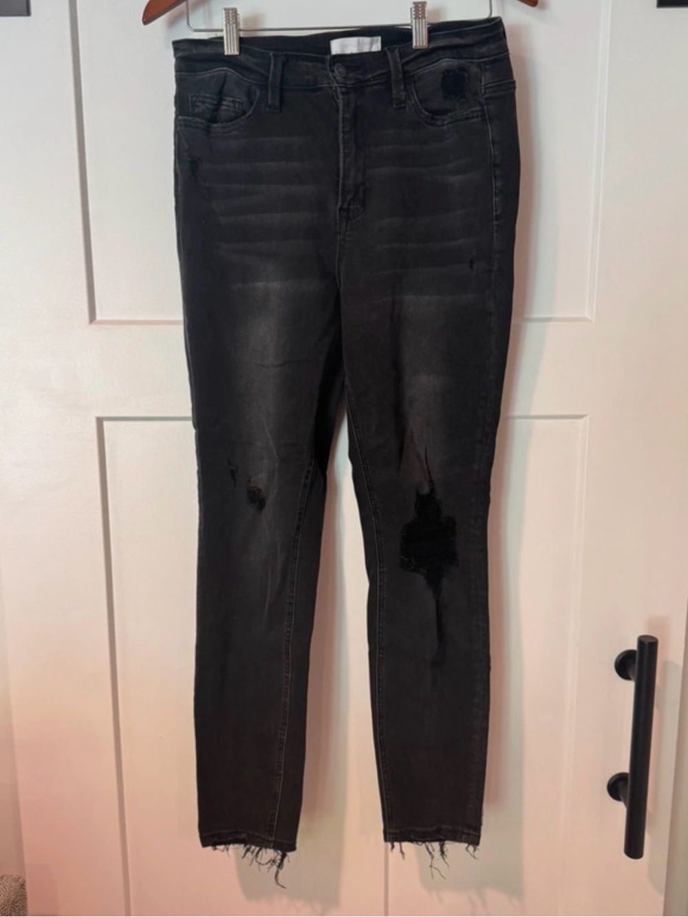 Vervet Women’s Black Distressed Skinny Jeans